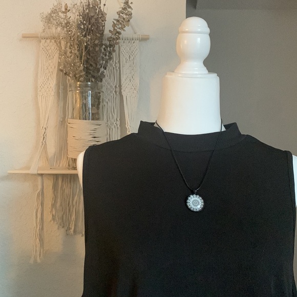 🖤 Black & White Handmade Mandala Cabochon Pendant Necklace - Picture 2 of 4
